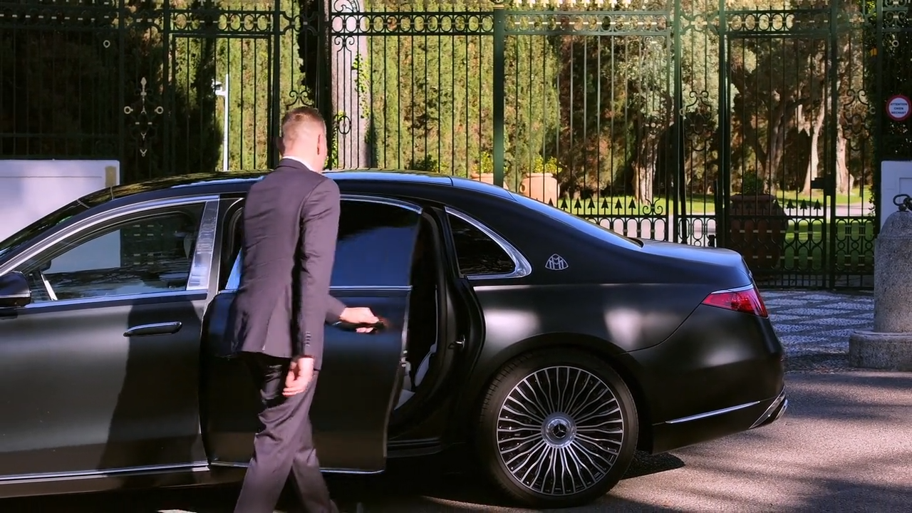Chauffeur AB VTC ouvrant la portière