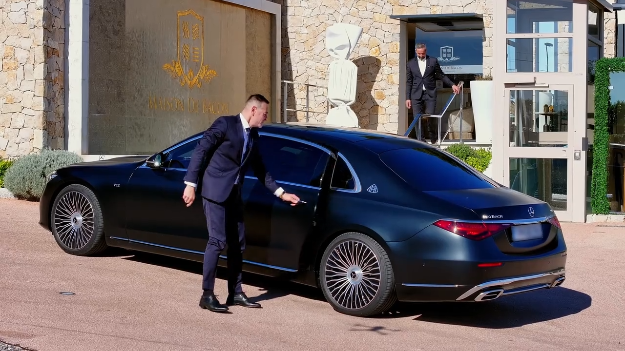 Chauffeur AB VTC ouvrant la portière